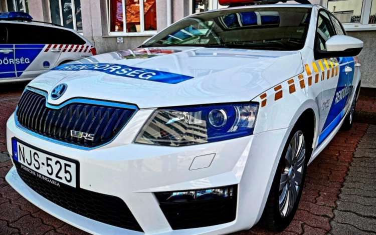 Ismét egy megkülönböztető jelzéseit használó rendőrautót ért baleset Pápánál