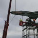 MiG-21 Emlékmű - Pápa - A gép emelése
