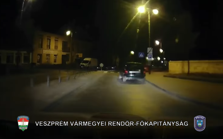 Megpróbált elmenekülni a rendőrök elől az ittas sofőr Pápán - Videó