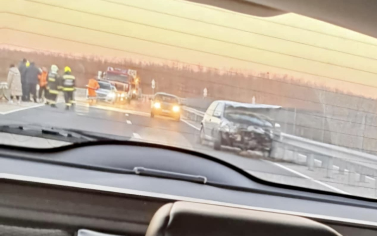 Szalagkorlátnak ütközött egy autó a 83-as főúton