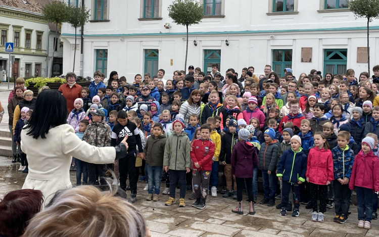 Többszáz erkeles diák énekelt a belvárosban