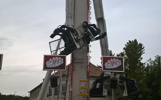 Leszakadt egy extrém hinta Várpalotán - Több sérült