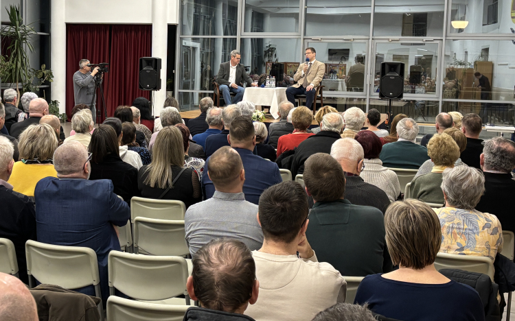 Gulyás Gergely Pápán: megkezdődött a kampány, komoly tétje van a választásnak