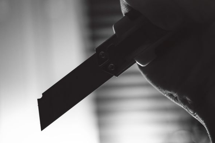 Tapétavágó késsel esett a biztonsági őrnek a pápai rendelőintézetben