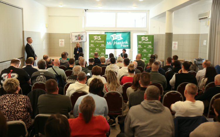 Pápán kezdte meg országjárását Dúró Dóra