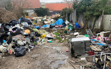 Családi házak udvarán felhalmozott szemétkupacokra bukkantak a pápai rendőrök