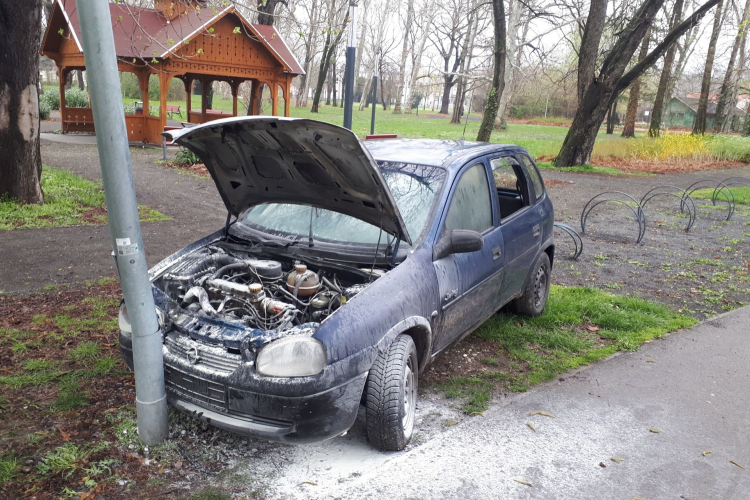 Valaki behajtott az Erzsébet ligetbe az éjszaka és nekiment egy villanyoszlopnak