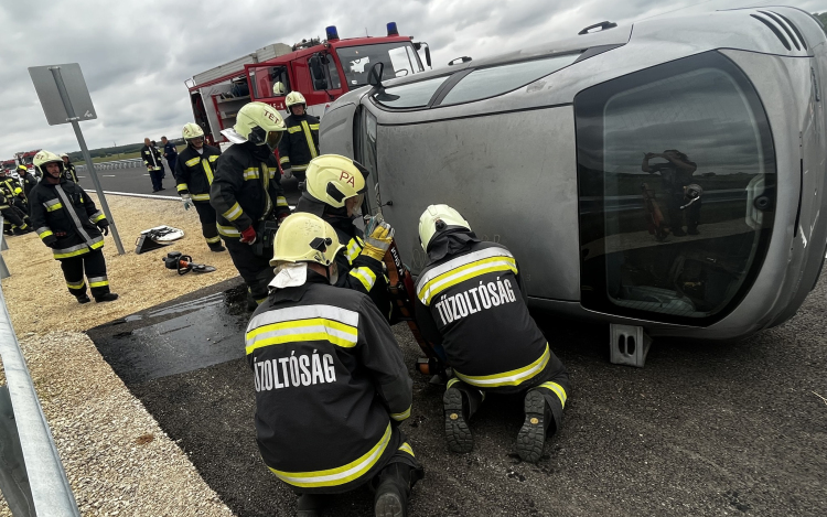 Még meg sem nyílt az új 83-as, de a tűzoltóknak már volt dolguk az úton