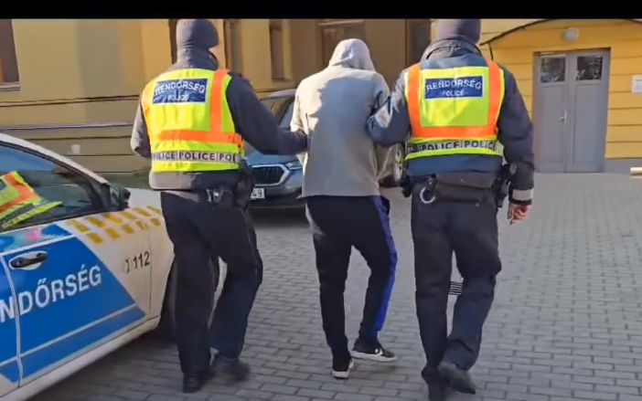 Az ágyából szedték ki a rendőrök a pápai betöréssorozat elkövetőjét - Videó
