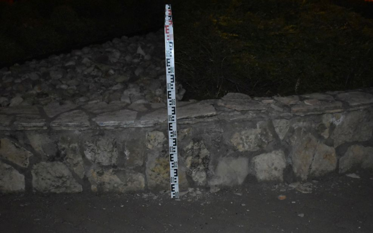 Ittasan a körforgalom szegélyének ütközött, a rendőrök elfogták