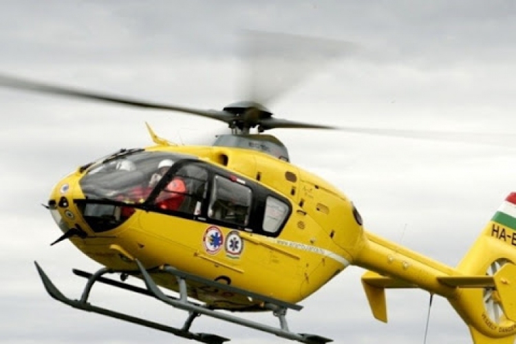 Balesetet szenvedett egy férfi az egyik pápai gyár területén, mentőhelikopter szállította el
