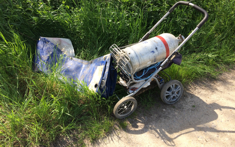 Gázpalackot és ponyvát lopott