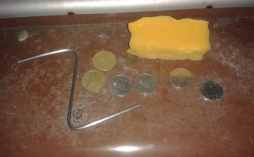 Telefonfülkékből lopott