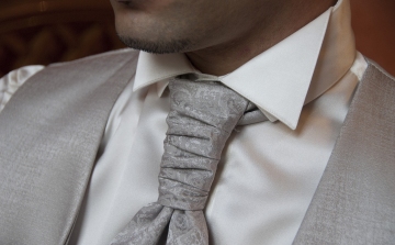 Ezerarcú kiegészítő a férfiak szekrényéből - A nyakkendőviselés titka