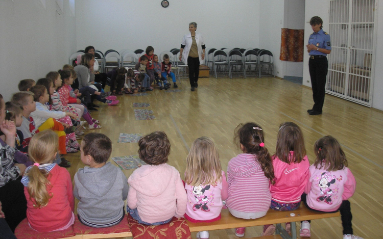 Rendőr a Szent Anna Óvodában