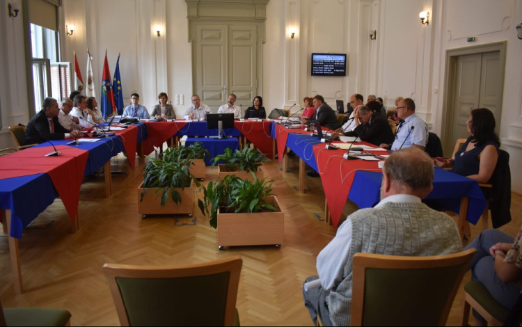 Önkormányzati intézményeket vonnak össze és szerveznek át