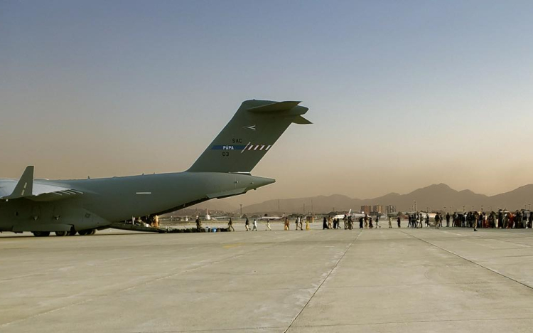 Csaknem 2000 ember evakuáltak már Afganisztánból a Pápán állomásozó szállítógépek