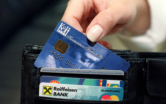 Munkatársát fosztotta ki