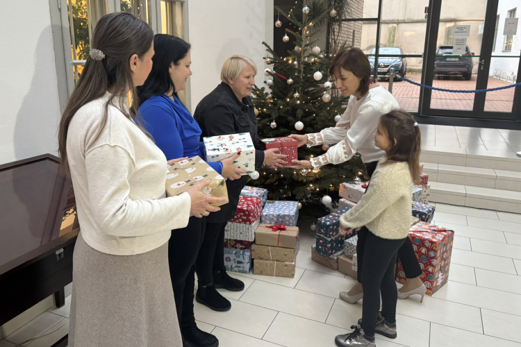 Cipősdobozok a Városháza dolgozóitól, rászoruló gyermekeknek