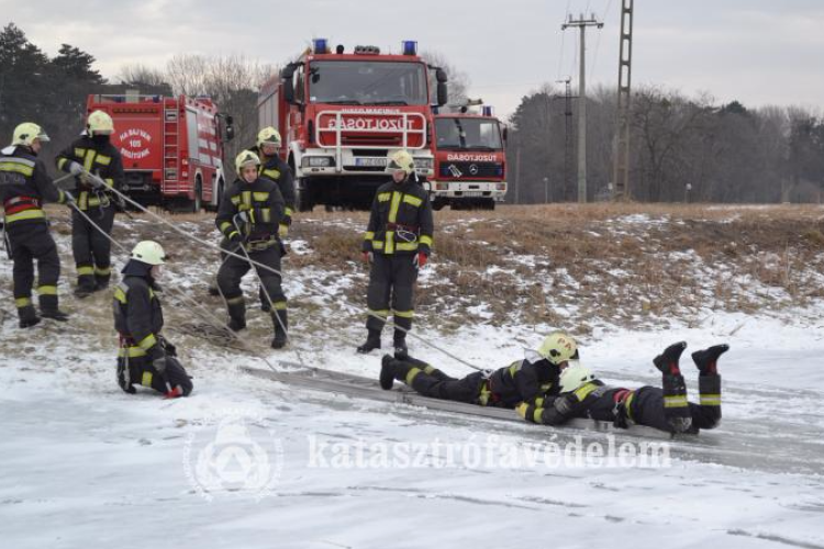 Bajba jutott a tó jegén
