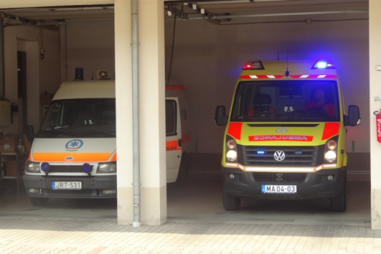 Autóbusz és személyautó ütközött a 83-ason