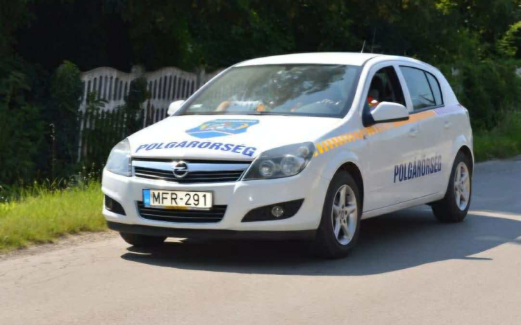 Pápai polgárőrök segítettek egy földön fekvő férfin