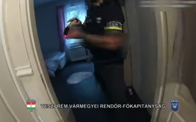 Mosógéppel barikádozta el az ajtót a körözött pápai férfi - Videó