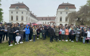 Több százan szavalták Petőfi versét Pápán