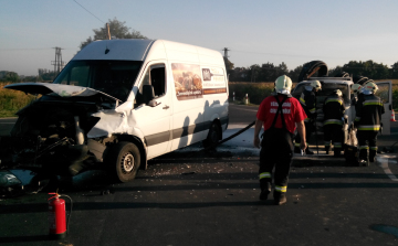 Két kisteherautó ütközött