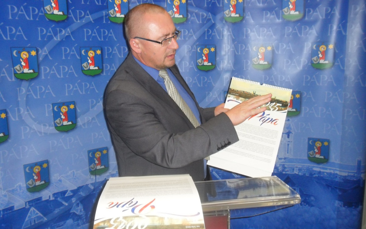 Bemutatták a 2015-ös Pápa naptárat