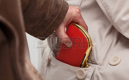 Szórakozóhelyen lopott