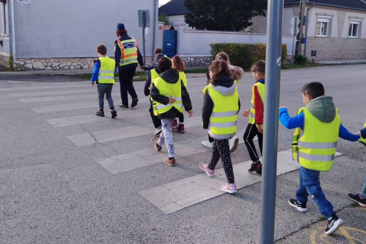 Zebraséta - Rendőrök tanították a pápai kisdiákokat a szabályos közlekedésre