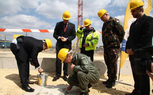 Alapkőletétel: Hangárkomplexum épül a Bázisrepülőtéren