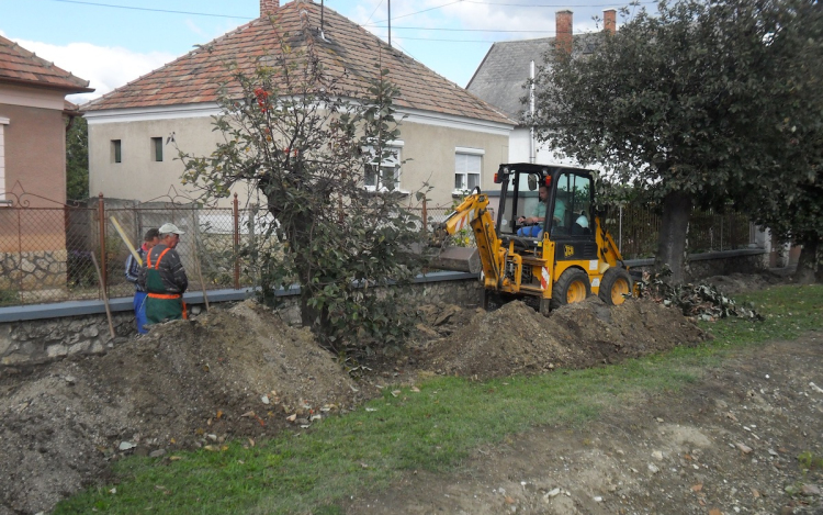 A Tulipán utcában is új járda épül