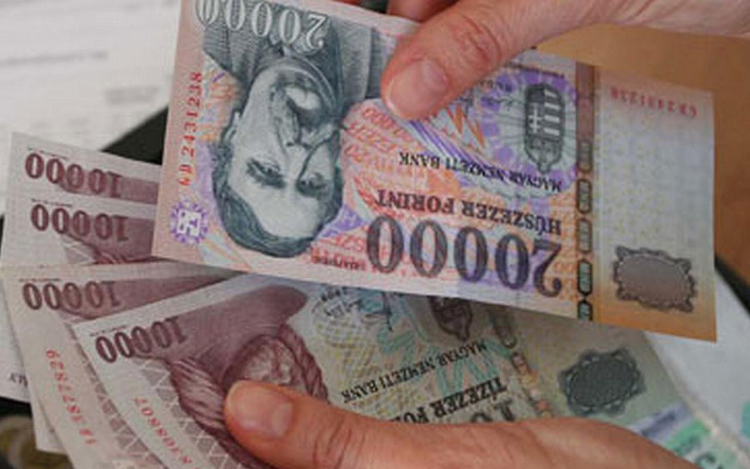 Idős sértettől csalt ki pénzt a 17 éves lány