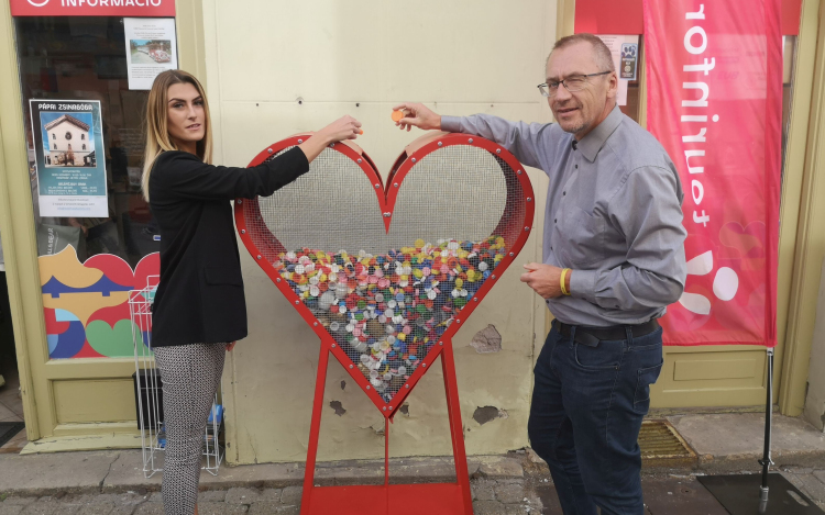 Kupakgyűjtő szívet helyeztek el Pápán