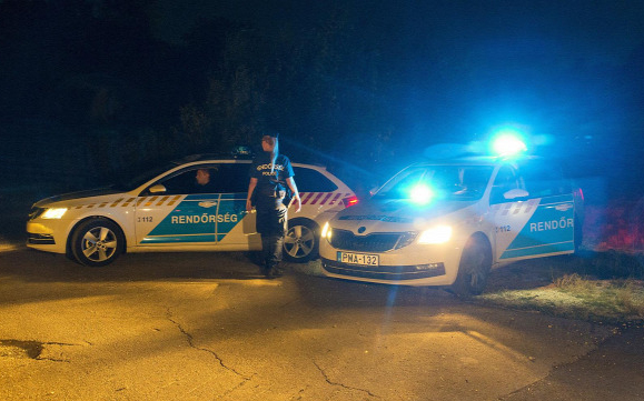 A fekvő rendőrre is támadt a karddal az abdai férfi