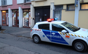 Kitépte az eladó kezéből az aranyláncot