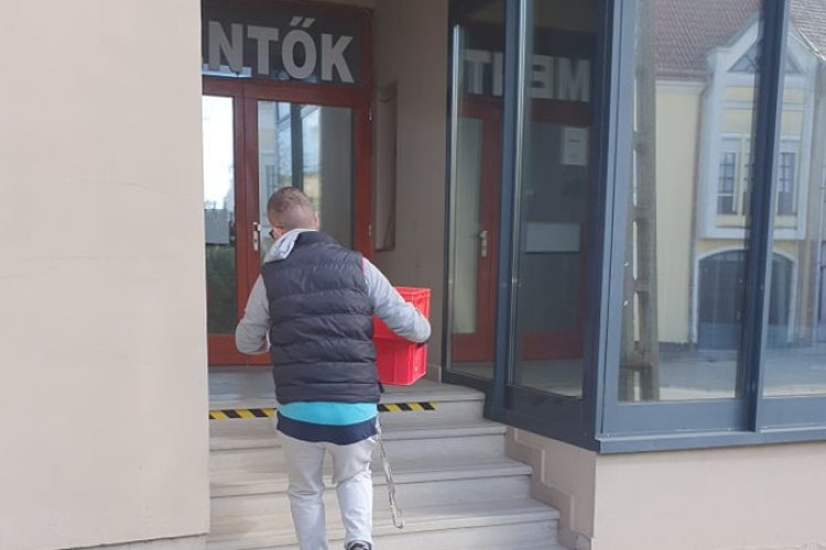 A Fincsi Falatozó a mentősöket és a pápai kórház ápoltjait segíti