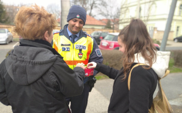 Ajándékot adtak nőnap alkalmából a pápai rendőrök
