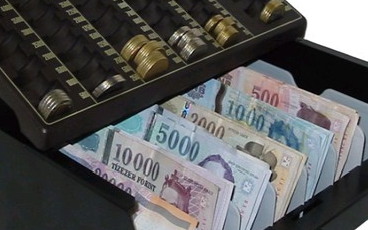 Rendszeresen lopta a pénzt a kasszából