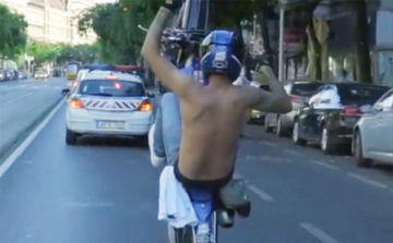 Rendőröknek vagánykodott egy külföldi motoros Budapesten - Videó