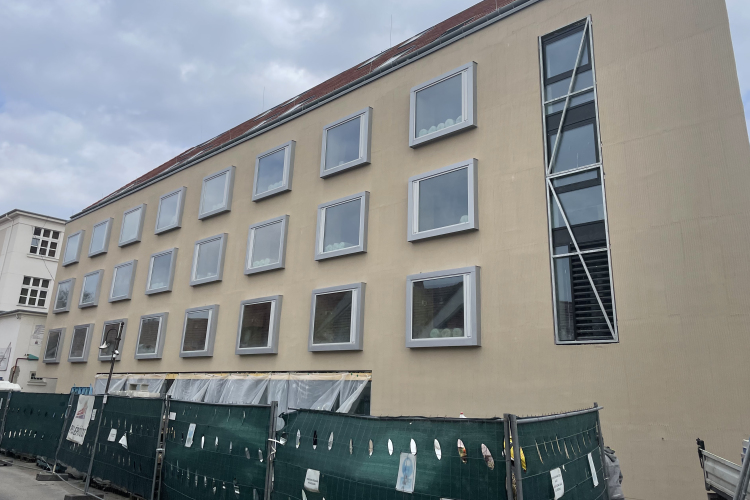 Elbontották az állványzatot, előbukkant a Refi új internátusának homlokzata