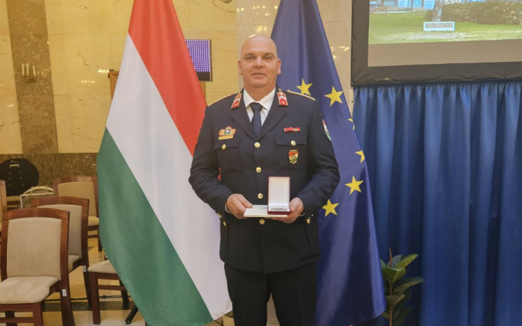 Rendvédelemért emlékérmet vehetett át a pápai tűzoltóság korábbi szerparancsnoka