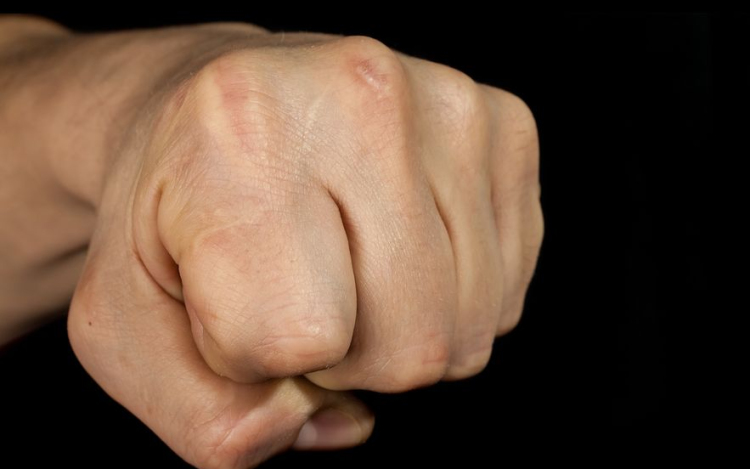 Nem elég, hogy nekiütközött, még meg is ütötte