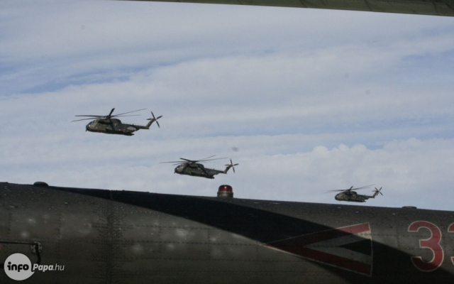 Helikopterektől lesz hangos a pápai légtér