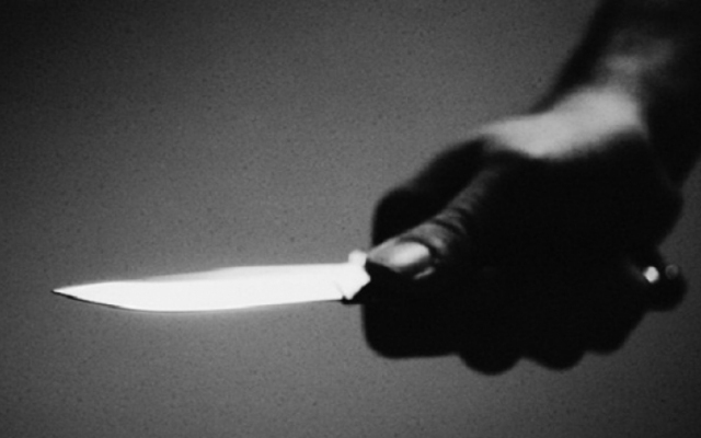Késsel támadt élettársára és annak felnőtt fiára az egyik Pápa környéki faluban