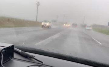 Eső és csúszós utak - Óvatosan vezessen!