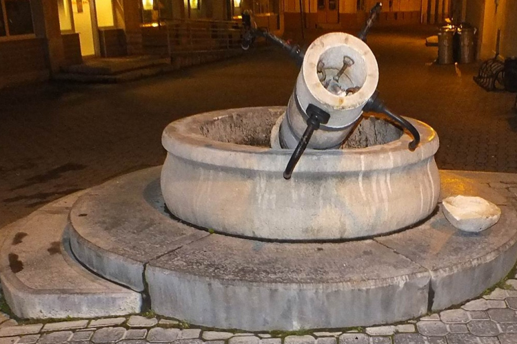 Vádat emeltek a díszkút felrúgója ellen