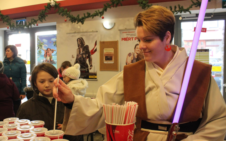 Hátrányos helyzetű gyermekeknek kedveskedtek a pápai mozisok